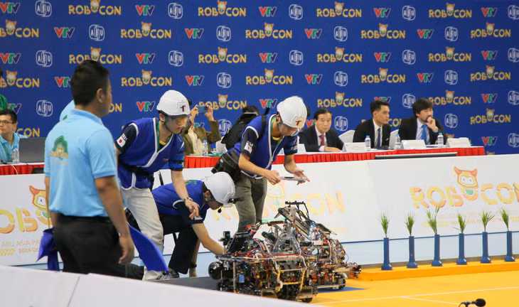 Đội tuyển Nhật Bản với cặp đôi robot được Ban Giám khảo đánh giá là có công nghệ tiên tiến và hiện đại nhất giải đấu.