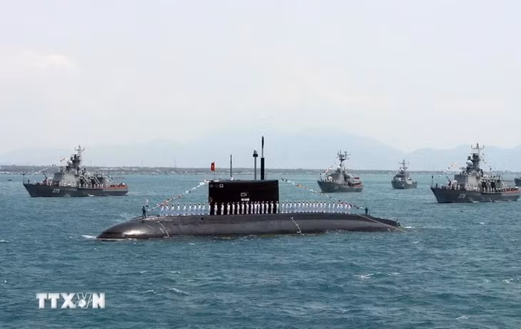 Hải quân Việt Nam có đủ 5 thành phần lực lượng chiến đấu là: Tàu mặt nước; Tàu ngầm; Không quân Hải quân; Pháo binh-Tên lửa bờ; Hải quân đánh bộ-Đặc công Hải quân và các lực lượng phục vụ bảo đảm hậu cần, kỹ thuật, nghiên cứu khoa học kỹ thuật quân sự Hải quân. (Ảnh: Nguyễn Khang/TTXVN)