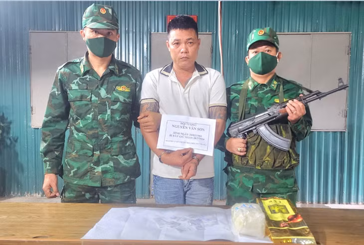 Đối tượng Nguyễn Văn Sơn cùng tang vật.