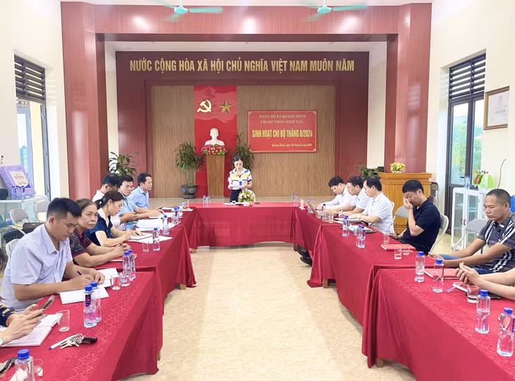 Toàn cảnh buổi sinh hoạt chi bộ thôn Minh Tân, xã Quảng Minh, huyện Hải Hà.