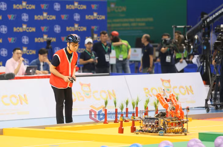 Robot điều khiển tay của đội tuyển Việt Nam 1 thể hiện rõ chất lượng về kỹ thuật và tốc độ ngay từ những trận thi đấu vòng bảng.