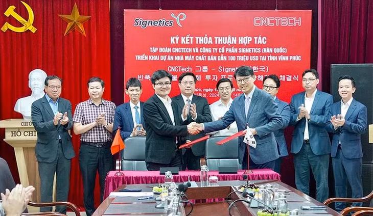 Lễ ký kết thỏa thuận hợp tác giữa Tập đoàn CNCTech và Công ty cổ phần Signetics. (Ảnh: HÀ HỒNG HÀ)