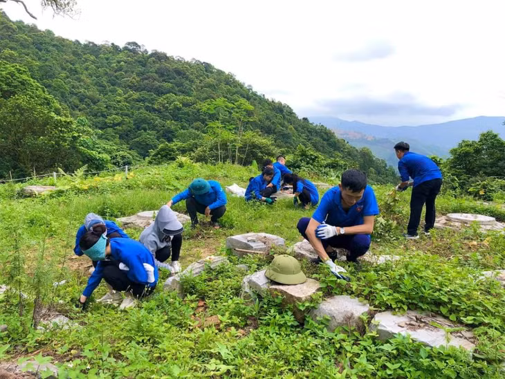 Đoàn viên thanh niên dọn vệ sinh tại khu vực chùa Hồ Thiên (Khu di tích nhà Trần tại Đông Triều). Ảnh lấy từ trang web của địa phương.