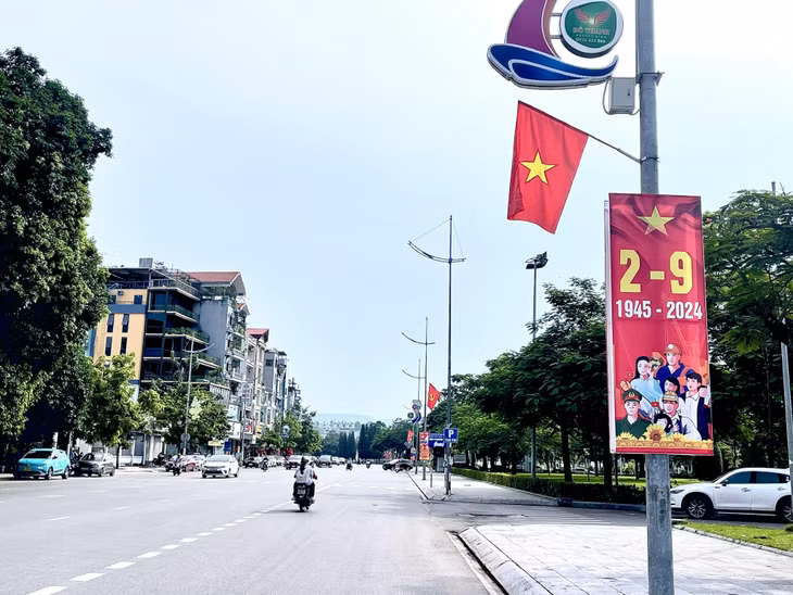 Trong dịp này, để chào mừng 79 năm Cách mạng tháng Tám và Quốc khánh 2/9, các tuyến phố của Hạ Long trang hoàng cờ, hoa, băng rôn, khẩu hiệu, tranh cổ động, pano lớn... làm cho phố phường rực rỡ, sinh động hơn.