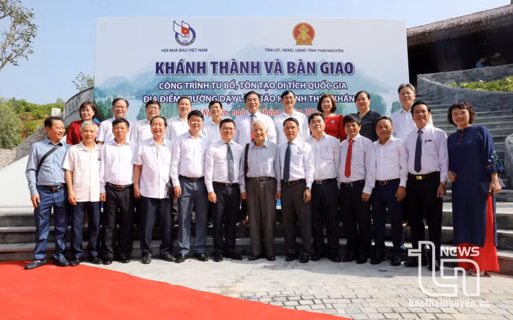 Các đại biểu chụp ảnh lưu niệm tại Khu di tích.