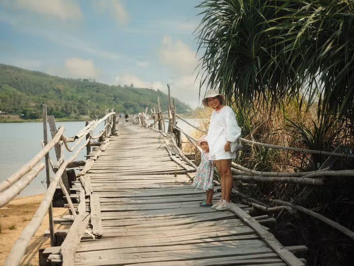 "Gia đình tôi chọn đi bộ để khám phá vẻ đẹp của cầu Ông Cọp. Trong lúc di chuyển, cầu rung lắc nhẹ, đôi khi phải dừng lại, nép sát vào thành cầu để xe máy chạy ngang. Cảm giác vừa phiêu lưu, vừa thú vị, quang cảnh trên cầu rất thơ mộng" - anh T.H. - du khách đến từ Bà Rịa - Vũng Tàu - kể lại chuyến đi của mình - Ảnh: Tinh Huynh