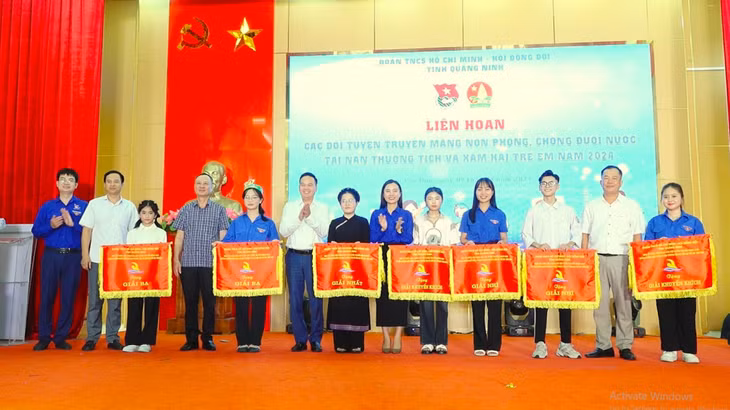 Ban tổ chức trao giải cho các Đội tuyên truyền măng non.