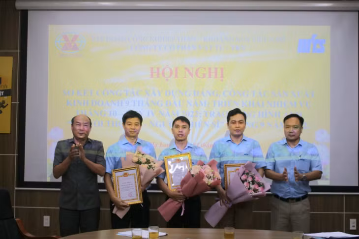 Đảng uỷ Công ty trao công nhận hình ảnh “Người Thợ mỏ - Người Chiến sỹ” cho đồng chí Đinh Văn Ninh.