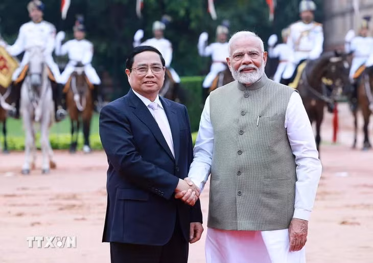 Thủ tướng Narendra Modi đón Thủ tướng Phạm Minh Chính thăm cấp Nhà nước đến Ấn Độ. (Ảnh: Dương Giang/TTXVN)