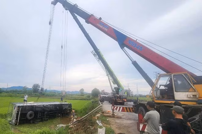 Cẩu chiếc xe tải mất lái lao xuống ruộng lên bờ. Ảnh: Đức Tuấn