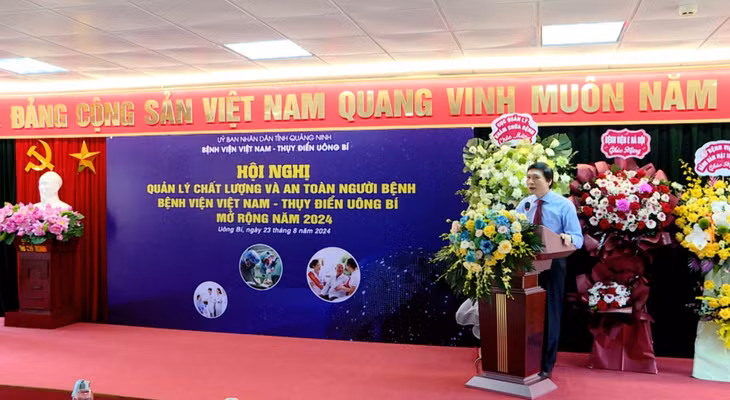 Lãnh đạo Bệnh viện Việt Nam-Thuỵ Điển Uông Bí phát biểu khai mạc hội nghị.