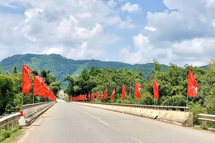 Cung đường của huyện Bình Liêu được tô thắm sắc cờ chào mừng đại lễ.