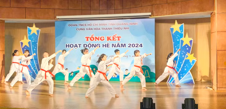 Tiết mục năng khiếu do các em Cung VHTTN tỉnh thể hiện.