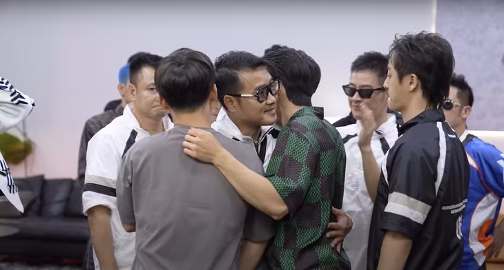Hồng Sơn ra về sau Công diễn 3 ở Anh trai vượt ngàn chông gai khiến các đồng đội và người hâm mộ tiếc nuối. Hành trình mà anh đi qua để lại nhiều dấu ấn, kỷ niệm, sự nỗ lực của anh trở thành tấm gương cho đàn em noi theo. Trước khi bị loại, Hồng Sơn từng nói với đồng đội rằng: "Thôi, anh cũng đủ mệt và đủ vui rồi. Nếu nhóm nguy hiểm, anh sẽ là người đi".