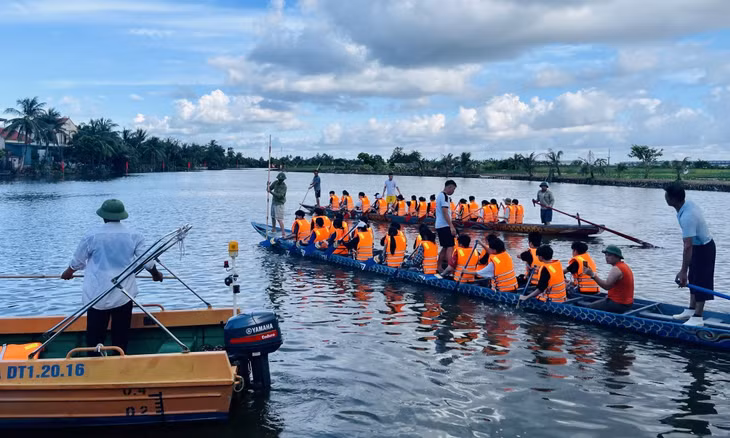 Áo phao và các phương tiện xuồng cứu hộ luôn sẵn sàng để đảm bảo an toàn.