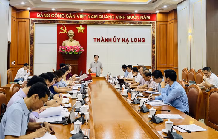Đồng chí Vũ Quyết Tiến, Ủy viên Ban Thường vụ Tỉnh ủy, Bí thư Thành ủy Hạ Long, chủ trì hội nghị.