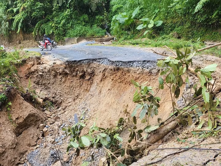 Mưa lớn gây sạt lở, chia cắt nhiều tuyến đường ở Hà Giang. (Ảnh: Hoang Minh Trinh)