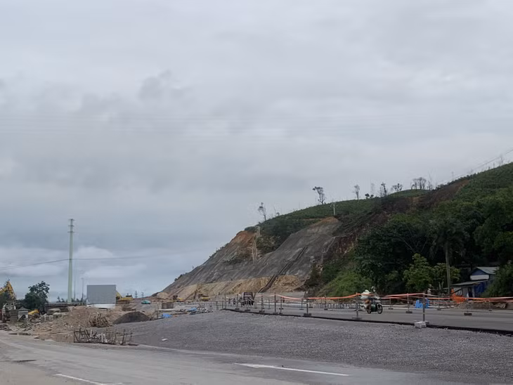 Huyện Vân Đồn đang mở rộng nút giao tại khu vực cầu Vân Đồn 3 để đảm bảo ATGT.