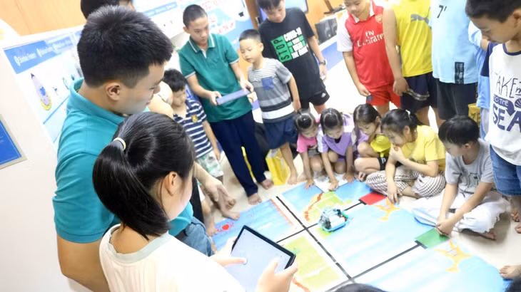 Các bạn thiếu nhi hào hứng trải nghiệm hoạt động Robotics...