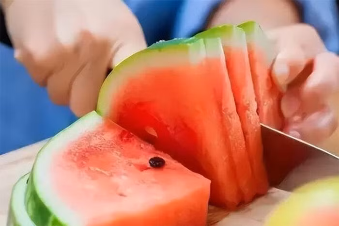 Dưa hấu có thể lây nhiễm vi khuẩn từ dụng cụ cắt thái. (Ảnh Toutitao)