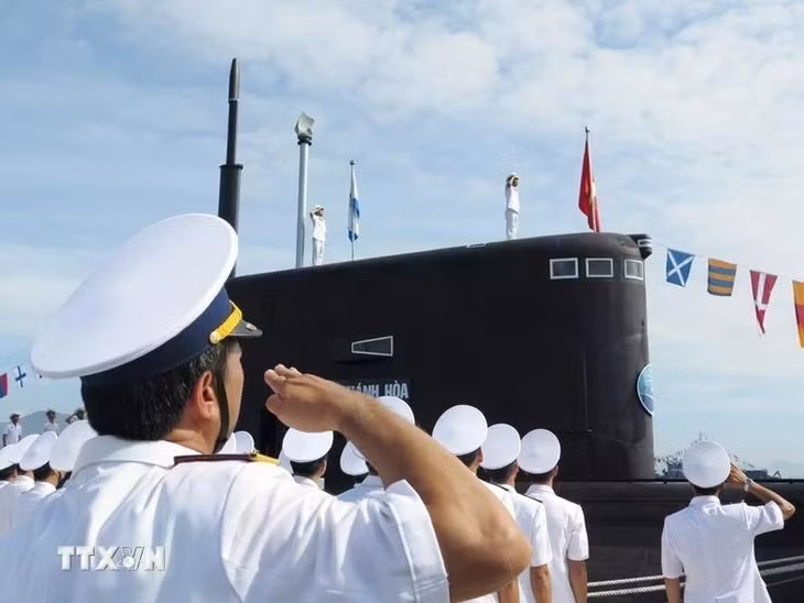 Lễ thượng cờ tàu ngầm 184 - Hải Phòng và 185 - Khánh Hòa tại Quân cảng Cam Ranh. Đây là tàu ngầm thứ 3 và thứ 4 trong seri 6 tàu ngầm của Việt Nam (1/8/2015). (Ảnh: Tiên Minh/TTXVN)