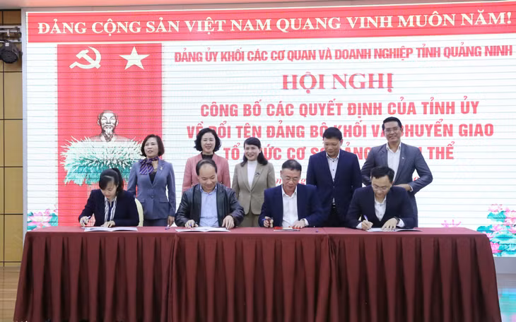 Hội nghị công bố quyết định của Tỉnh ủy về đổi tên Đảng bộ khối và chuyển giao tổ chức cơ sở Đảng, đoàn thể. Ảnh: Nguyễn Thanh