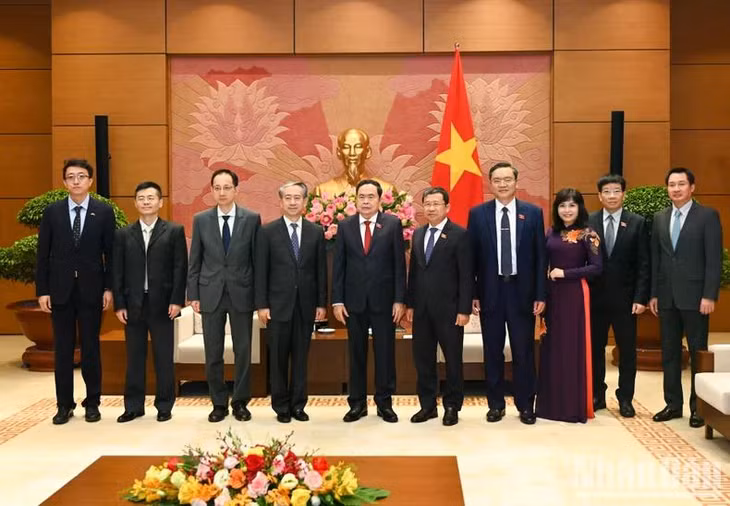 Chủ tịch Quốc hội Trần Thanh Mẫn và Đại sứ Trung Quốc Hùng Ba cùng đại biểu hai nước chụp ảnh lưu niệm tại cuộc tiếp. (Ảnh: DUY LINH)