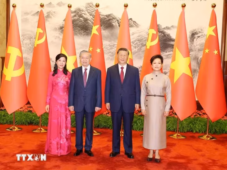 Tổng Bí thư, Chủ tịch nước Trung Quốc Tập Cận Bình và Phu nhân cùng Tổng Bí thư, Chủ tịch nước Tô Lâm và Phu nhân chụp ảnh chung. (Ảnh: Trí Dũng/TTXVN)