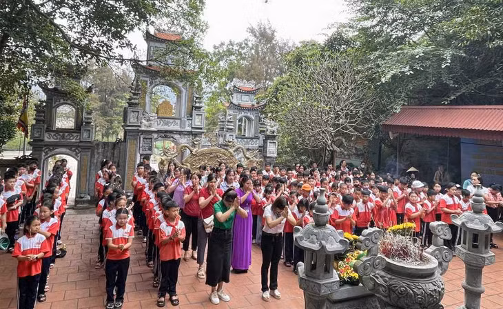 Trường Tiểu học Đông Xá (huyện Vân Đồn) tổ chức cho học sinh tham quan trải nghiệm tại Khu di tích lịch sử đền thờ vua Lý Anh Tông. Ảnh: Ngân Hà (CTV)