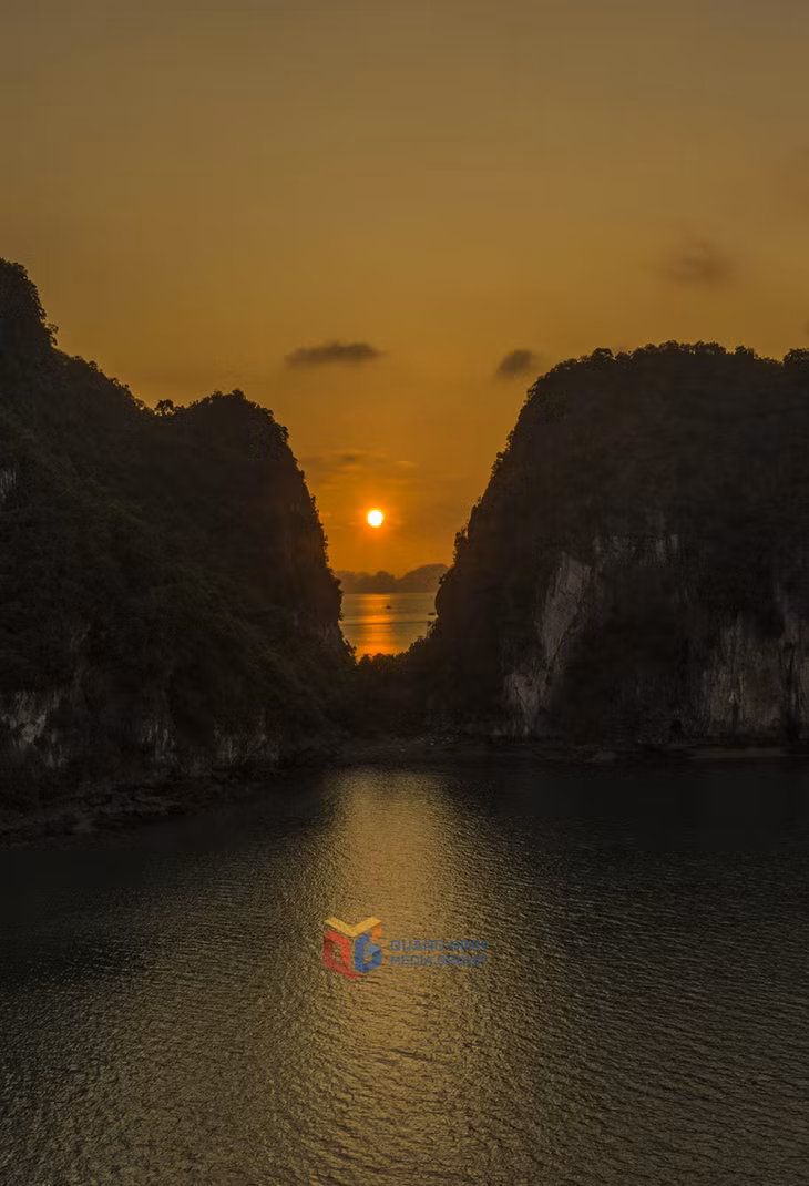Cảm xúc khó quên khi đón hoàng hôn trên vịnh Bái Tử Long.