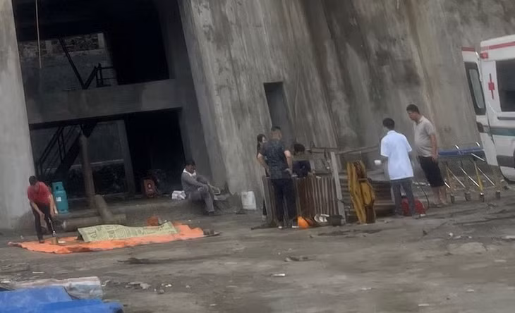 Vụ tai nạn ở Khu công nghiệp Tằng Loỏng, huyện Bảo Thắng, tỉnh Lào Cai khiến 3 người tử vong và 3 người bị thương nặng. Ảnh: Đinh Đại