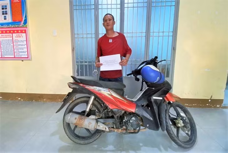 Đặng Quang Sỹ bị lực lượng Công an bắt giữ cùng tang vật. Ảnh: CA