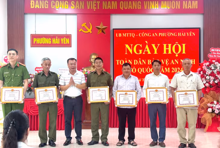 Phường Hải Yên (TP Móng Cái) khen thưởng các cá nhân, tập thể có thành tích xuất sắc trong phong trào Toàn dân bảo vệ ANTQ. Ảnh Vi Thu (Trung tâm TT-VH Móng Cái)