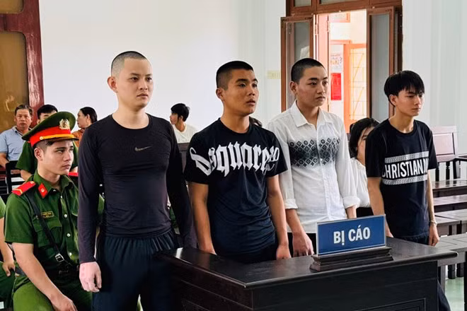 Bị cáo Nguyễn Quốc Định (ngoài cùng bên trái) rủ nhóm bạn đánh trọng thương người trêu ghẹo vợ mình. Ảnh: Thế Minh