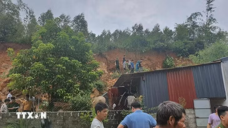 Các lực lượng chức năng triển khai công tác cứu hộ. (Ảnh: TTXVN phát)