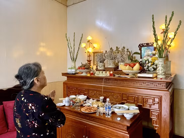 Ngày Rằm tháng 7, các gia đình sửa soạn mâm cơm tươm tất để dâng tổ tiên, thể hiện lòng thành kính biết ơn.