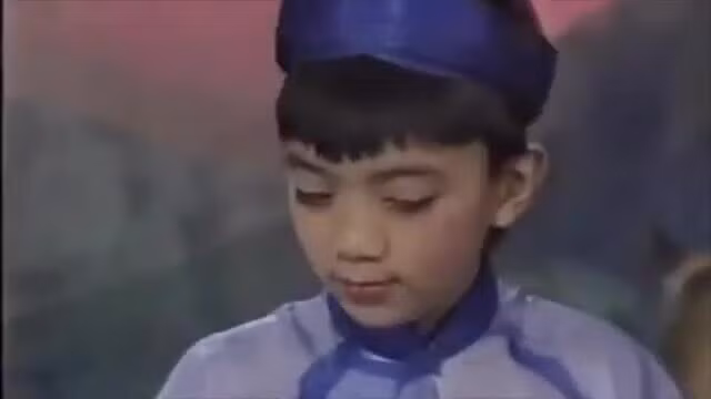 Ca sĩ biểu diễn đàn bầu bài "Lý cây bông" do bố biên soạn, năm bảy tuổi. Video được nhiều fan của anh tìm và đăng lại sau khi ca sĩ nổi tiếng.