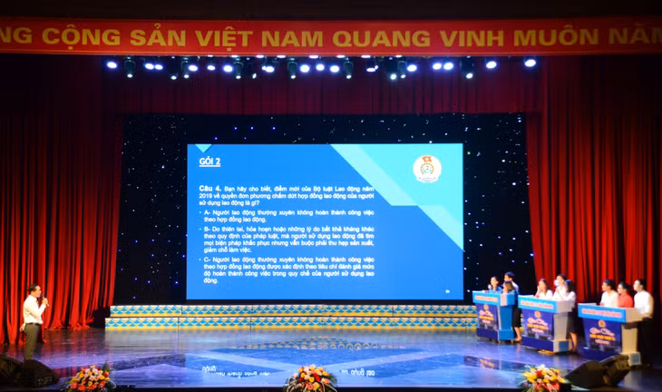 Các đội thi tham gia phần Kiến thức pháp luật.