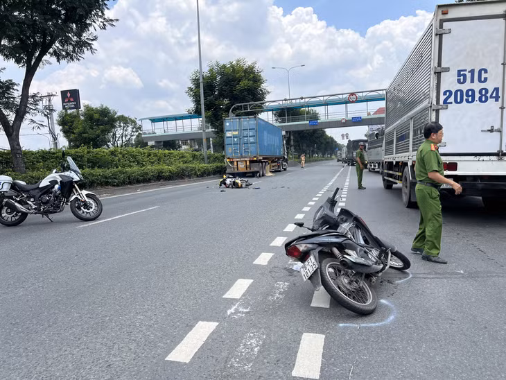Chiếc xe máy của nam thanh niên văng ra làn ô tô.