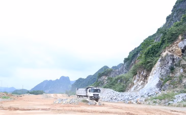 Dự án Tuyến đường nối từ tỉnh lộ 342 đến QL279, qua trung tâm xã Sơn Dương hiện gặp nhiều vướng mắc do thiếu đất đắp nền.