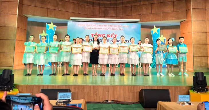 Đồng chí Bùi Thị Vân Anh, Giám đốc Cung VHTTN tỉnh trao giấy khen cho các học sinh có thành tích xuất sắc trong hoạt động hè 2024.