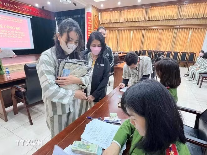 Các phạm nhân nữ nhận quyết định giảm thời hạn chấp hành án phạt tù nhân dịp Tết Nguyên đán Giáp Thìn 2024. (Ảnh: TTXVN phát)
