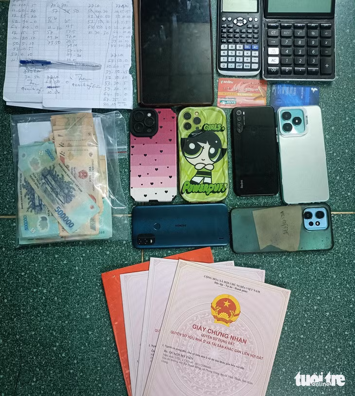 Tang vật thu giữ của vụ án đánh đề trái phép trên không gian mạng - Ảnh: HOÀNG ĐÔ