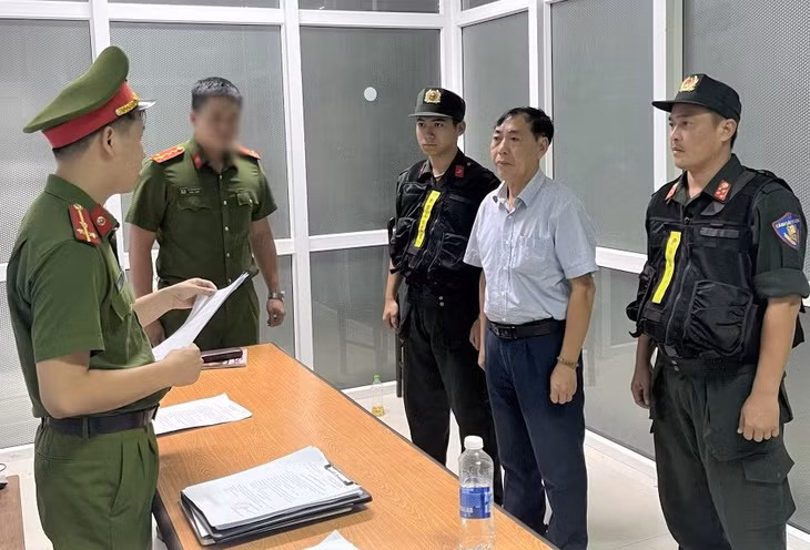 Công an đọc lệnh khởi tố, bắt tạm giam với ông Tam. Ảnh: Uyên Khanh
