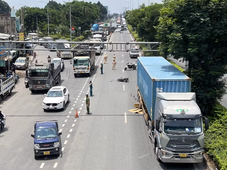 Hiện trường vụ tai nạn khiến một thanh niên tử vong.