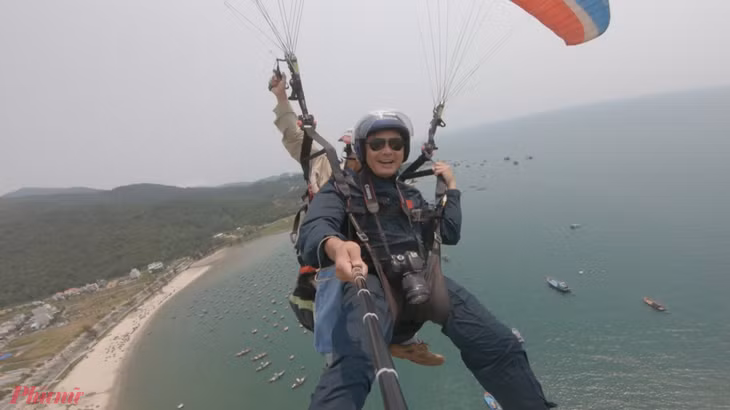 Bay dù lượn khám phá bán đảo Sơn Trà và bờ biển tuyệt đẹp của Đà Nẵng đã trở thành một sản phẩm du lịch nhiều năm nay.