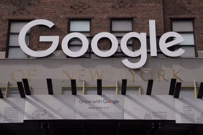 Biển hiệu Google trên một tòa nhà ở New York. Google tuyên bố sẽ kháng cáo phán quyết của thẩm phán tại Washington, D.C. rằng họ là công ty “độc quyền”.