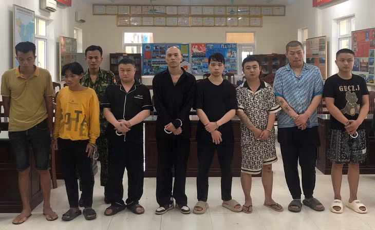 Những người bị bắt giữ - Ảnh: PHƯỚC TRUNG