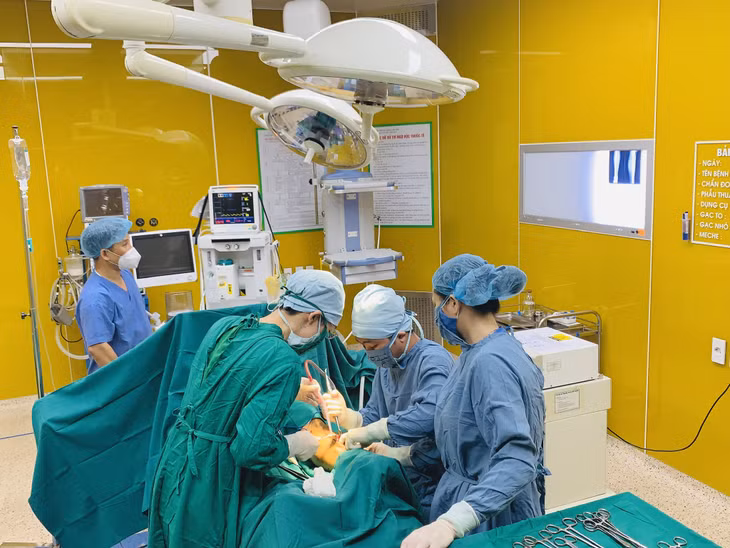 Các y, bác sĩ trẻ Bệnh viện Đa khoa Cẩm Phả phẫu thuật, chữa trị cho người bệnh. Ảnh: Sở Y tế.