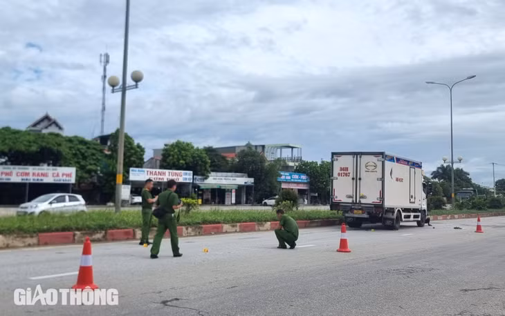 Cơ quan công an đang khám nghiệm hiện trường vụ TNGT khiến cụ bà tử vong.